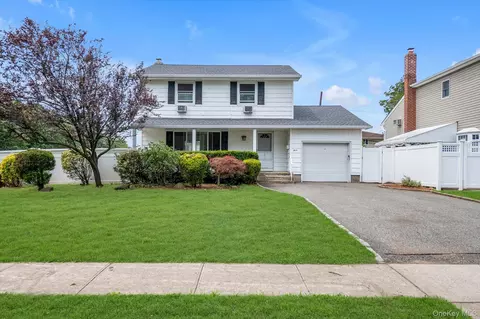 3 Evelyn Ln, Syosset, NY 11791