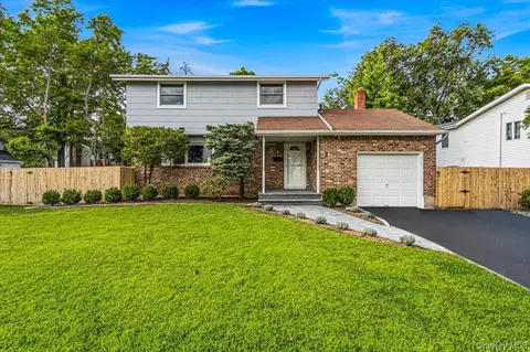 3 Fishermans Dr, North Hempstead, NY 11050