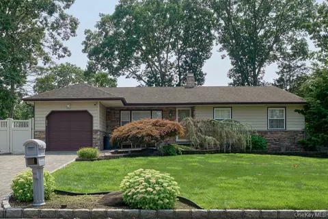 14 Winthrop Pl, Deer Park, NY 11729