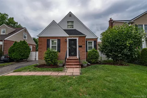 15 Yale Blvd, North Hempstead, NY 11040