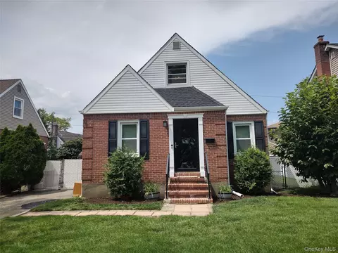 15 Yale Blvd, North Hempstead, NY 11040