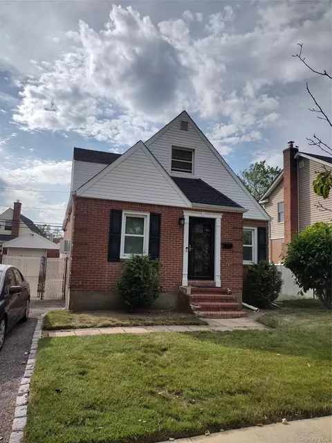 15 Yale Blvd, North Hempstead, NY 11040