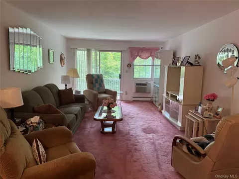 Living - 1840 Crompond Rd #3B4, Peekskill, NY 10566 photo 2 of 3