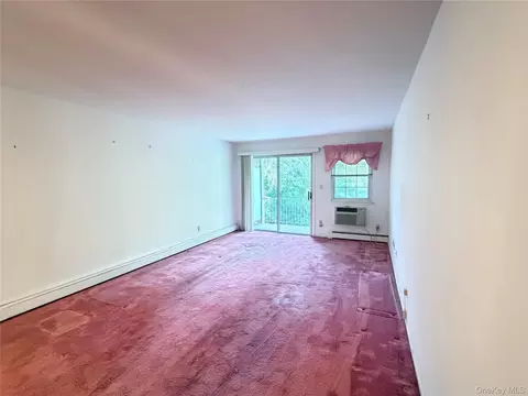 Living - 1840 Crompond Rd #3B4, Peekskill, NY 10566 photo 2 of 3