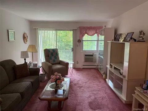 Living - 1840 Crompond Rd #3B4, Peekskill, NY 10566 photo 3 of 3