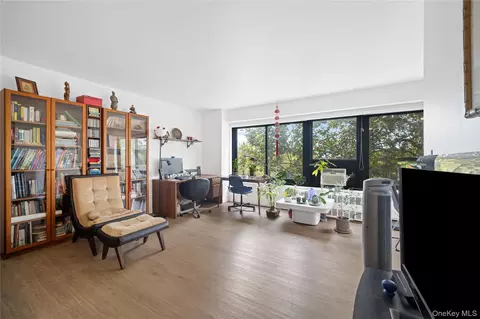33-64 21st St #6C, New York, NY 11106