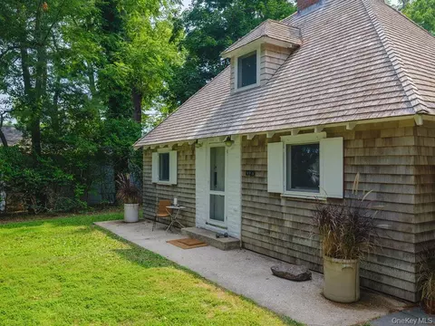 1320 Arshamomaque Ave, Southold, NY 11971