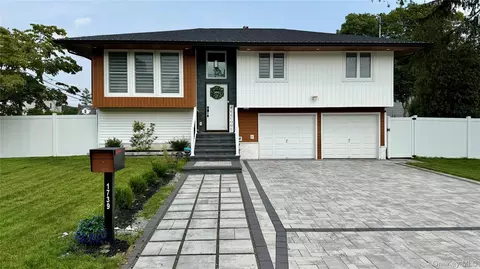 1739 Quarter St, West Babylon, NY 11704