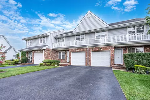 11 Broadlawn Dr, Central Islip, NY 11722
