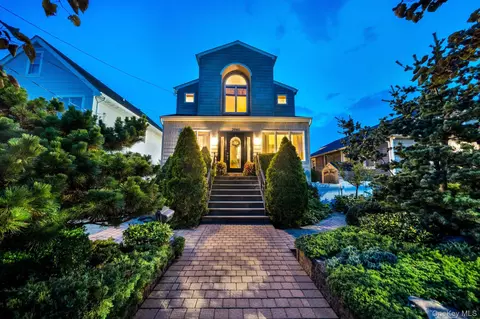 2660 Riverside Dr, Wantagh, NY 11793