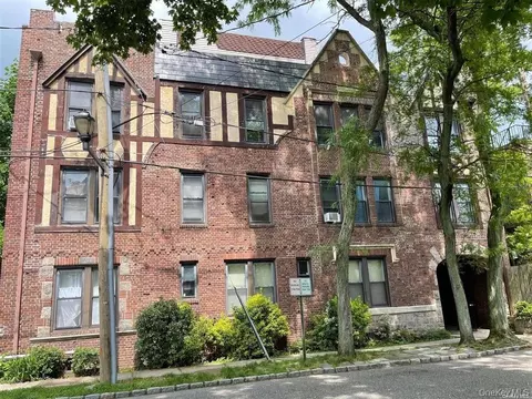 1 Hillside Ave #3B, North Hempstead, NY 11021