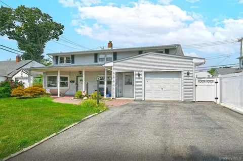 53 Periwinkle Rd, Levittown, NY 11756