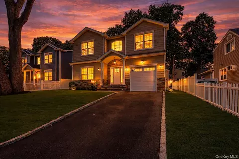 9 Hickory Rd, Bayville, NY 11709