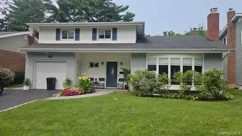 31 Driftwood Dr, North Hempstead, NY 11050