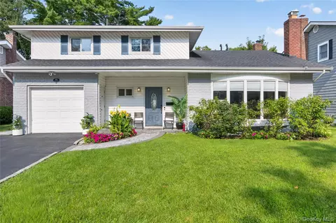 31 Driftwood Dr, North Hempstead, NY 11050
