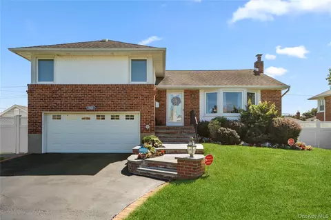 542 N Suffolk Ave, Massapequa, NY 11758