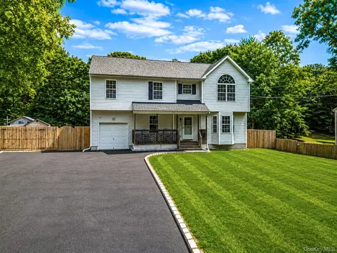 10 Cedar Ln, Brookhaven, NY 11763