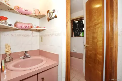 Bath - 1 Morris Rd, Ramapo, NY 10977 photo 2 of 4