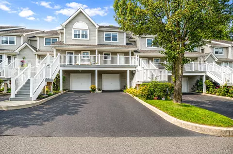 15 Leeward Ln #15, Port Jefferson, NY 11777