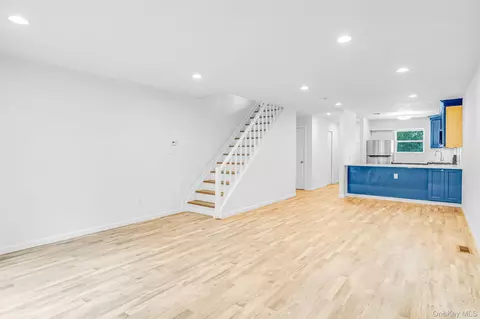 15 Leeward Ln #15, Port Jefferson, NY 11777