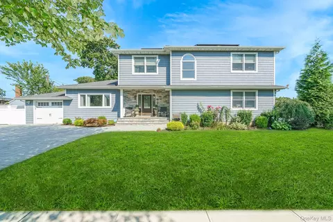 1989 Corral Path, Seaford, NY 11783