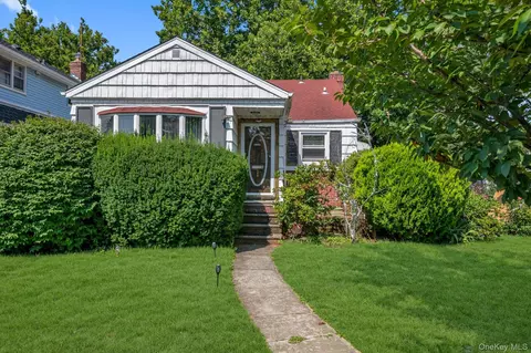 146 Claflin Blvd, Franklin Square, NY 11010