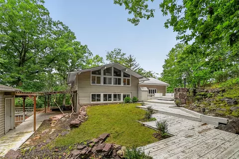 15 Overlook Dr, Woodbury, NY 10930