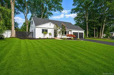 23 Dellmarie Ln, Nesconset, NY 11767
