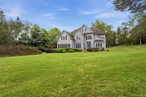 40 Winter Park Dr, Hopewell Junction, NY 12533