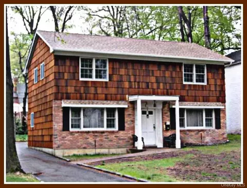 12 Hutchinson Ct, North Hempstead, NY 11023