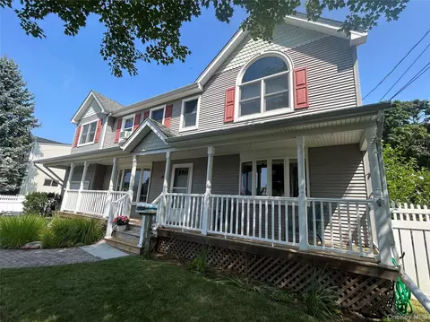 65 Sylvia Dr, West Islip, NY 11795