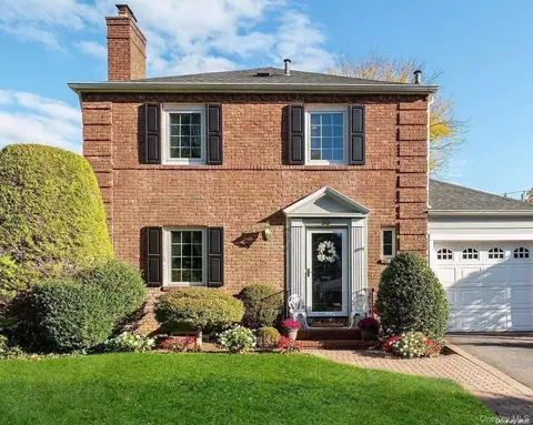 93 Kingsbury Rd, Garden City, NY 11530