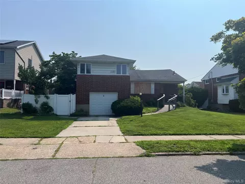 5 Winding Rd, Massapequa, NY 11758