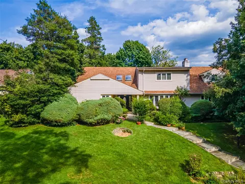 9 Talbot Dr, North Hempstead, NY 11020