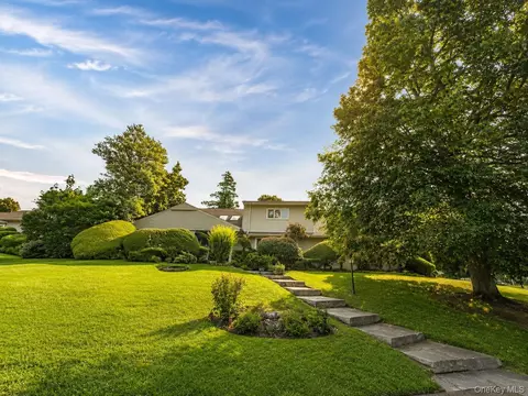 9 Talbot Dr, North Hempstead, NY 11020