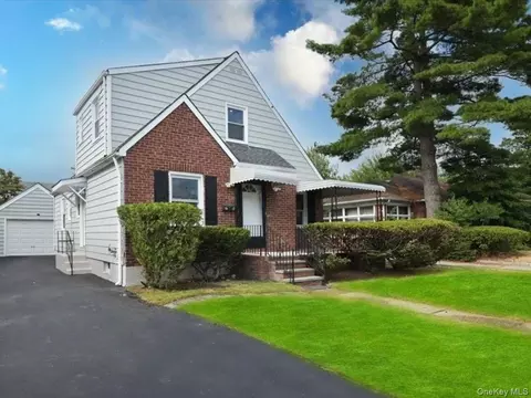 1517 Falmouth Ave, North Hempstead, NY 11040
