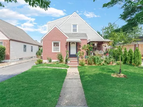 1517 Falmouth Ave, North Hempstead, NY 11040