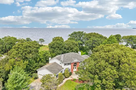 2 Penny Ln, Saint James, NY 11780