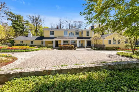 58 Cornwells Beach Rd, North Hempstead, NY 11050
