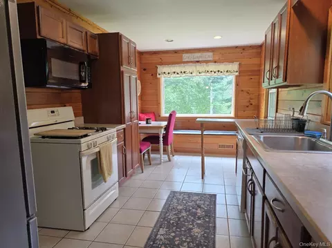 220 Mail Rd, Highland, NY 12719