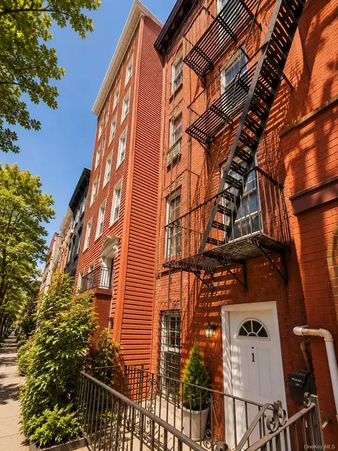 10-41 51st Ave, New York, NY 11101