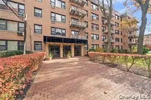 6 Birchwood Ct #4B, North Hempstead, NY 11501