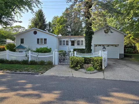 67 King Rd, Rocky Point, NY 11778