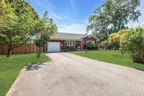 28 Inwood Rd, Center Moriches, NY 11934