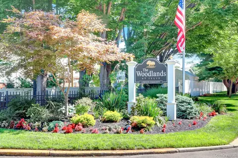 86 Cardinal Ln #2B, Islip, NY 11751