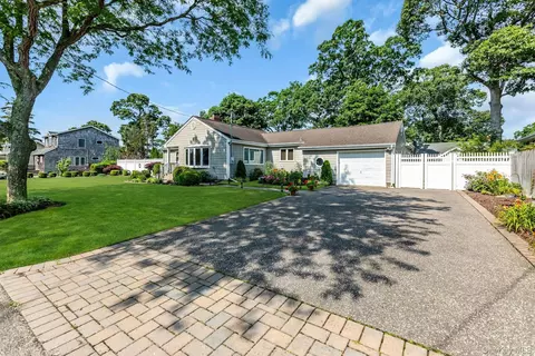360 Bayport Ave, Bayport, NY 11705