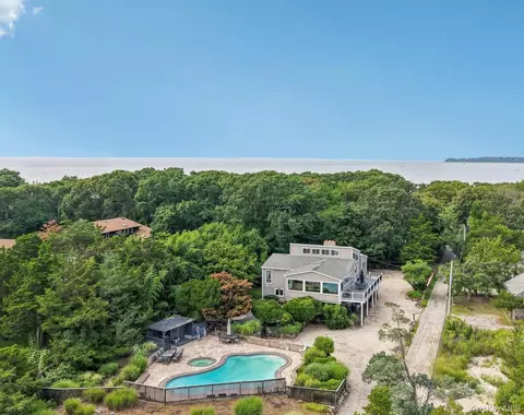 588 E Long Beach Rd, Saint James, NY 11780
