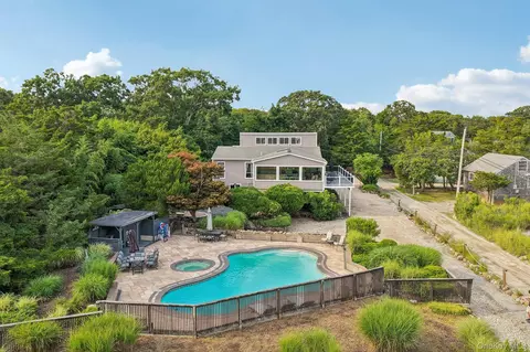 588 E Long Beach Rd, Saint James, NY 11780