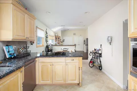 Kitchen - 19 Jerold St, Plainview, NY 11803 photo 2 of 2