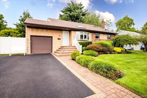 Exterior - 19 Jerold St, Plainview, NY 11803 photo 2 of 7